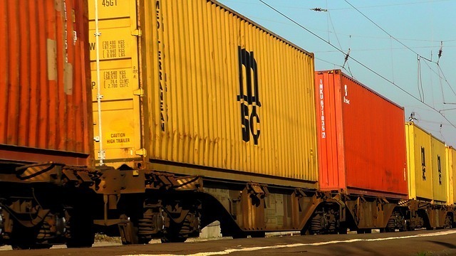 Güterzug mit Containern
