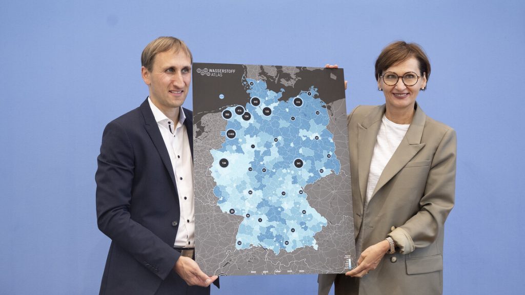 Bundesministerin Bettina Stark-Watzinger und Prof. Michael Sterner stellen den Wasserstoffatlas Deutschland vor.