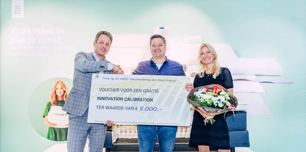 de uitreiking van een cheque