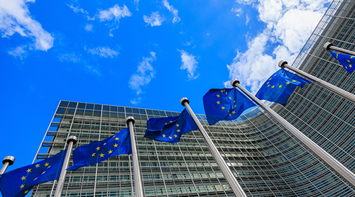 Europese vlaggen buiten kantoor Europese Commissie ter illustratie Horizon Europe 2025 werkprogramma
